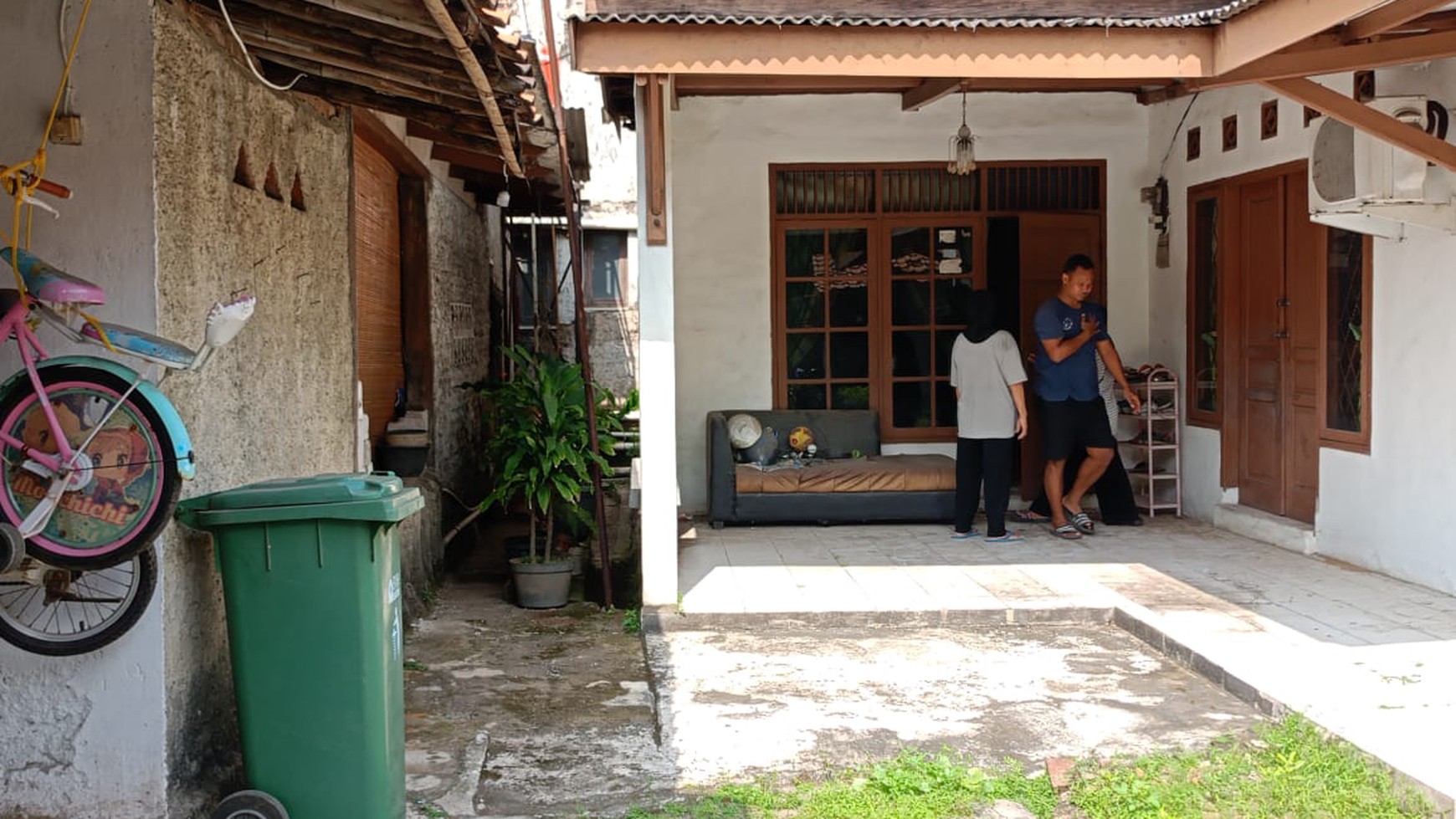 Tanah beserta rumah berada di tengah kota Karawang tepat di samping Alun-alun Kota Karawang 