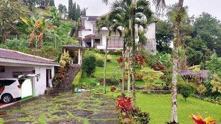 Villa di Sedap Malam Tretes Prigen Pasuruan, 2.5 Lantai, View Pemandangan Cantik, Taman Luas sekali !!! - LM -