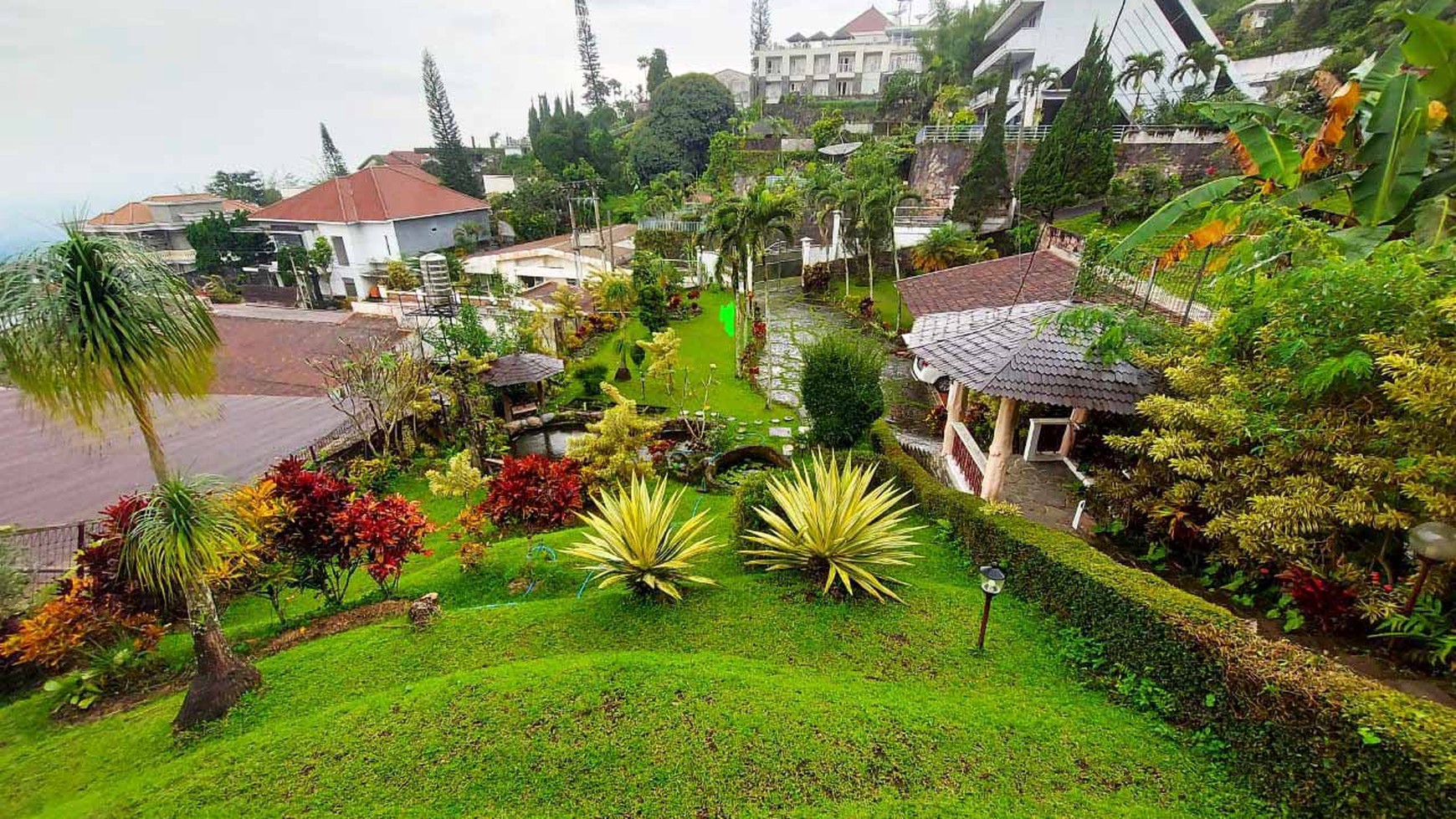 Villa di Sedap Malam Tretes Prigen Pasuruan, 2.5 Lantai, View Pemandangan Cantik, Taman Luas sekali !!! - LM -