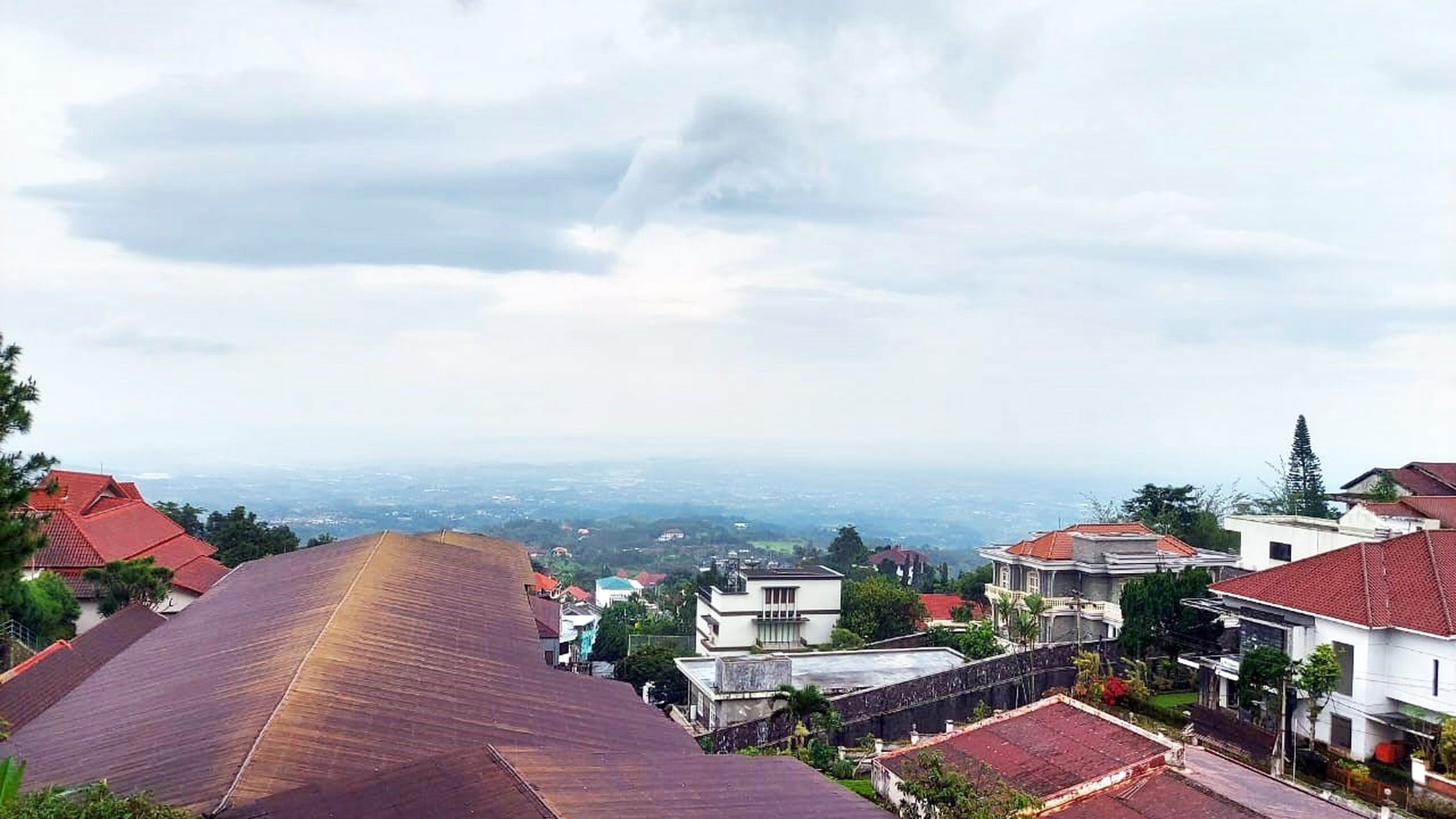 Villa di Sedap Malam Tretes Prigen Pasuruan, 2.5 Lantai, View Pemandangan Cantik, Taman Luas sekali !!! - LM -