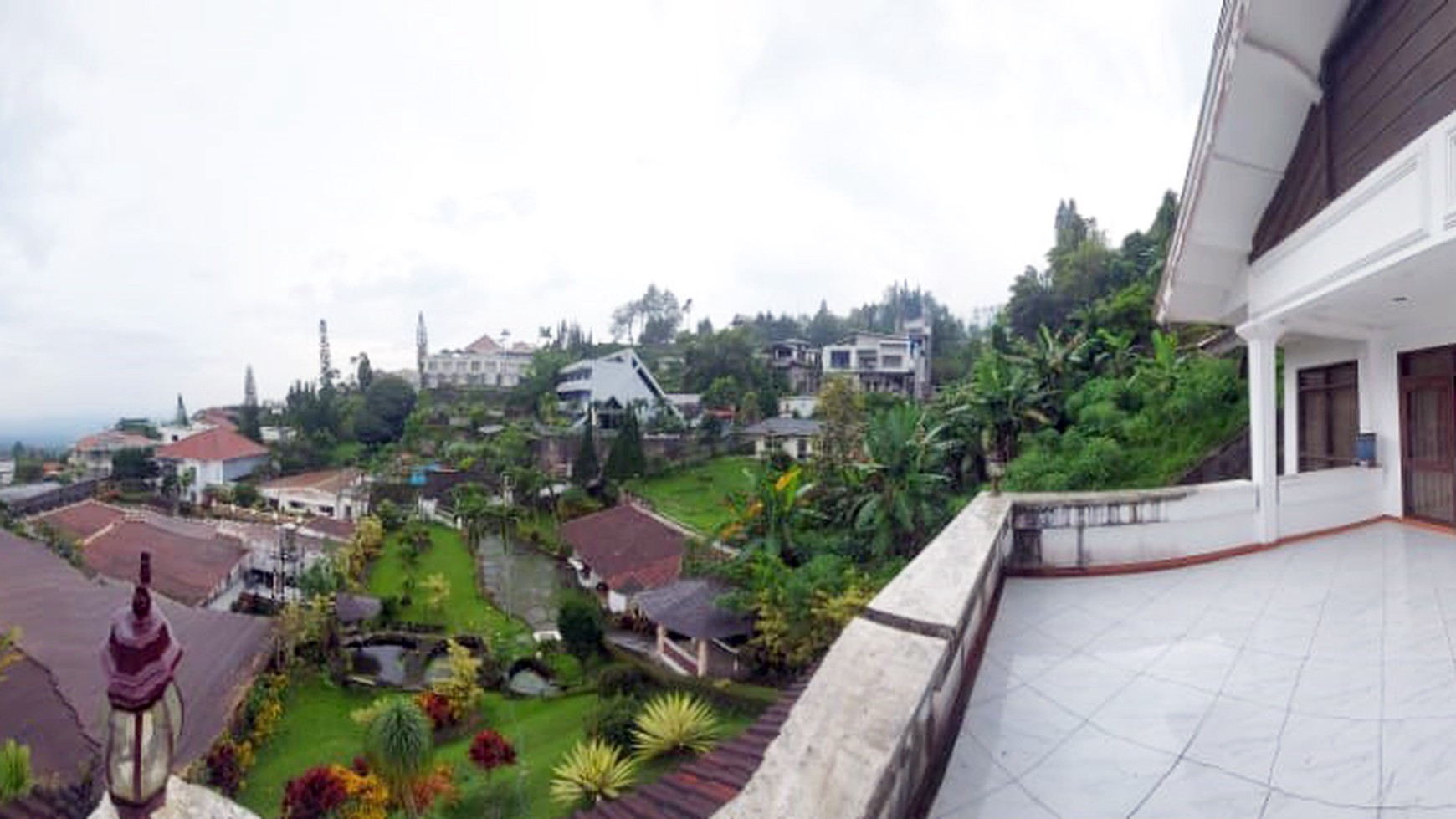 Villa di Sedap Malam Tretes Prigen Pasuruan, 2.5 Lantai, View Pemandangan Cantik, Taman Luas sekali !!! - LM -