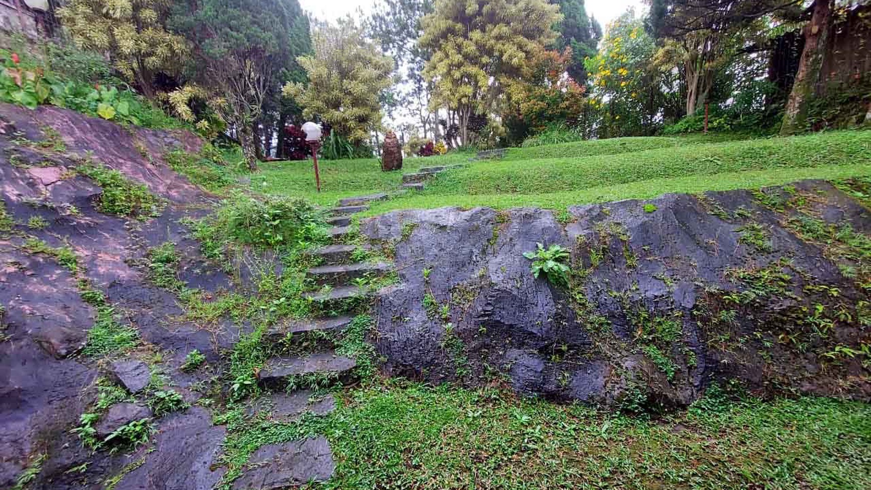 Villa di Sedap Malam Tretes Prigen Pasuruan, 2.5 Lantai, View Pemandangan Cantik, Taman Luas sekali !!! - LM -