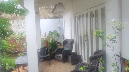 Rumah lama terawat  di Jl. Cidodol Raya pinggir jalan 