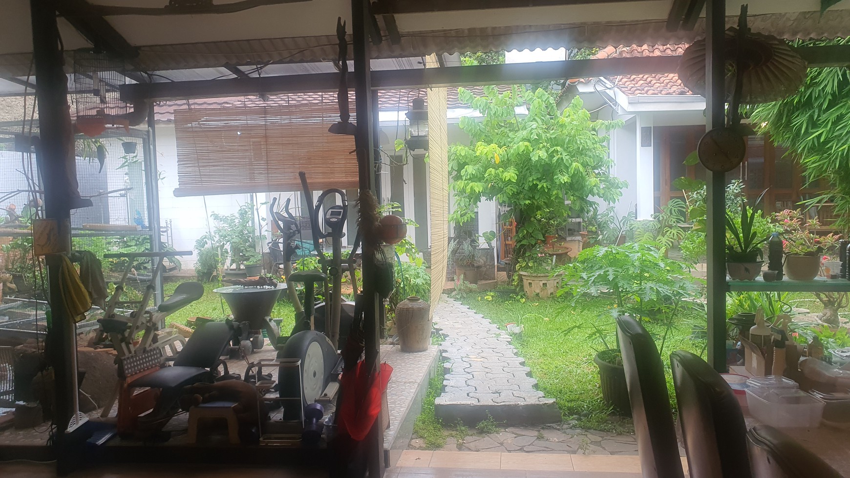 Rumah lama terawat  di Jl. Cidodol Raya pinggir jalan 