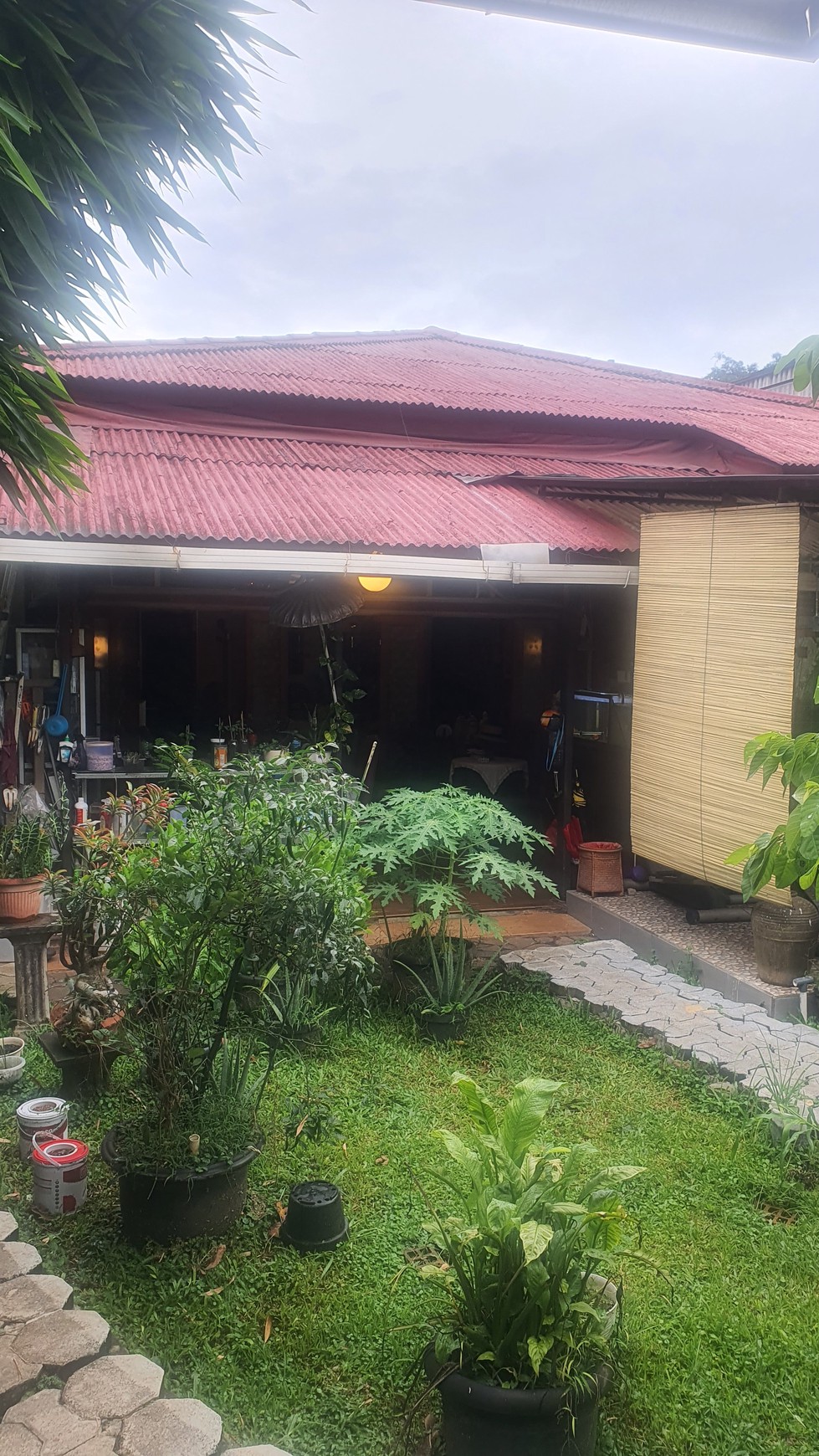 Rumah lama terawat  di Jl. Cidodol Raya pinggir jalan 