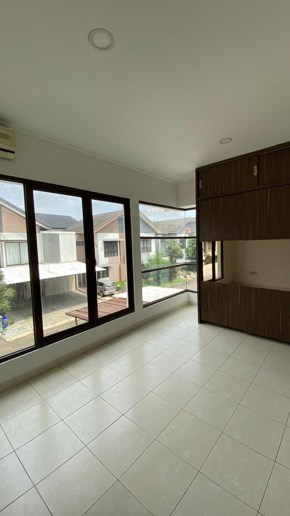 Banting harga. Rumah mewah di Serenade Lake, Gading Serpong