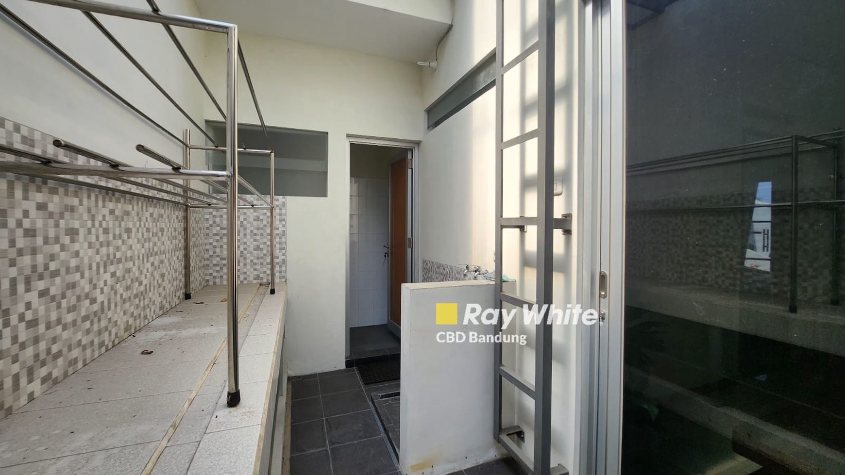 Reposisi Harga, Rumah cantik Semi Furnished Siap Huni di Cigadung - Bandung 