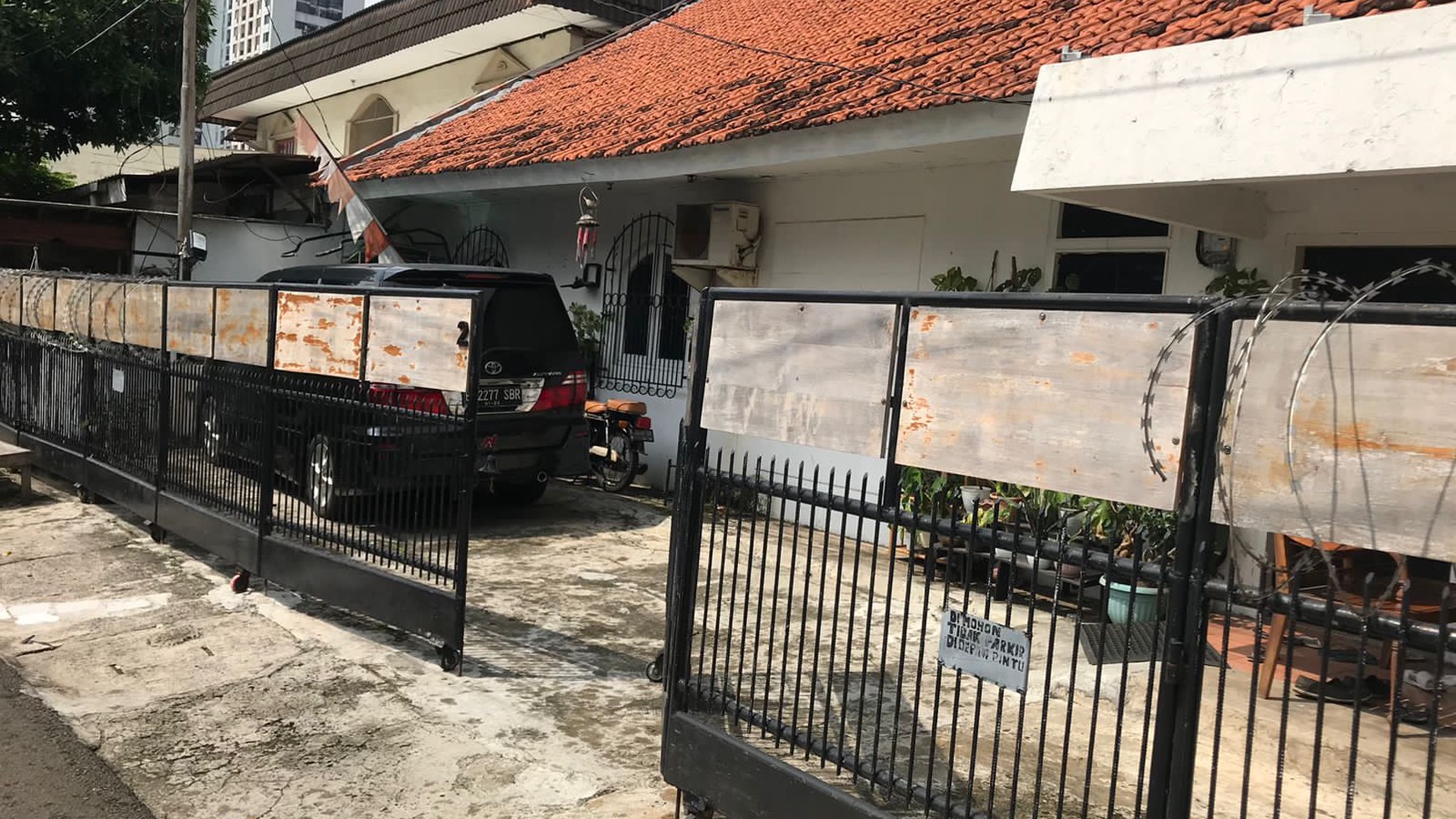 Rumah  di pingir jalan  strategis untuk  hunian  atau untuk  bisnis di  daerah  tebet jakarta selatan