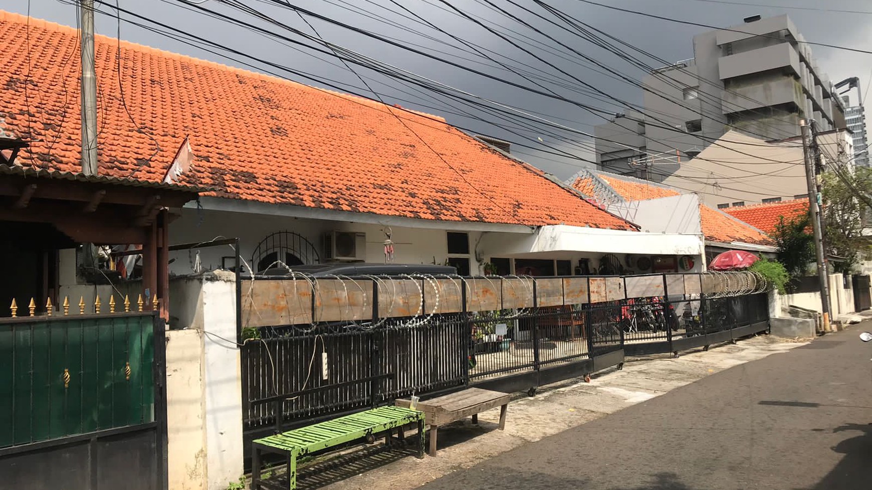 Rumah  di pingir jalan  strategis untuk  hunian  atau untuk  bisnis di  daerah  tebet jakarta selatan