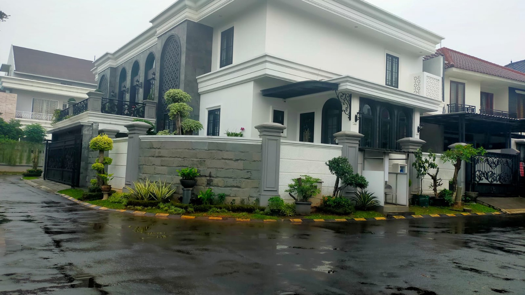 Rumah mewah Full Furnish, siap huni, 3Lantai di dalam cluster Citra grand Cibubur