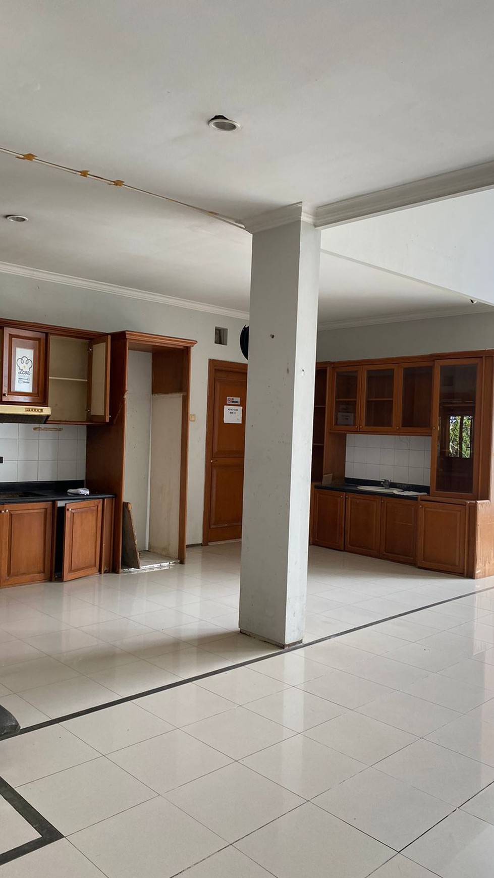 Rumah Lux Semi Furnished di Komplek Setraduta Bandung