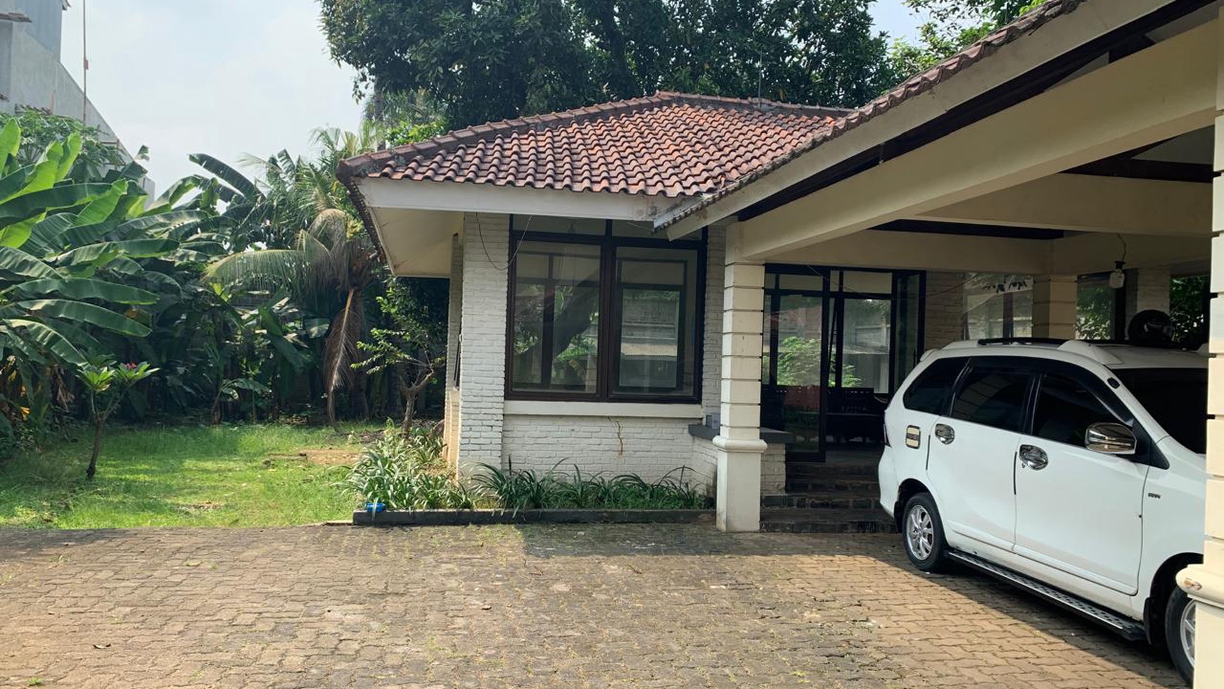 Rumah di Hook, Asri,  lokasi strategis di Bintaro