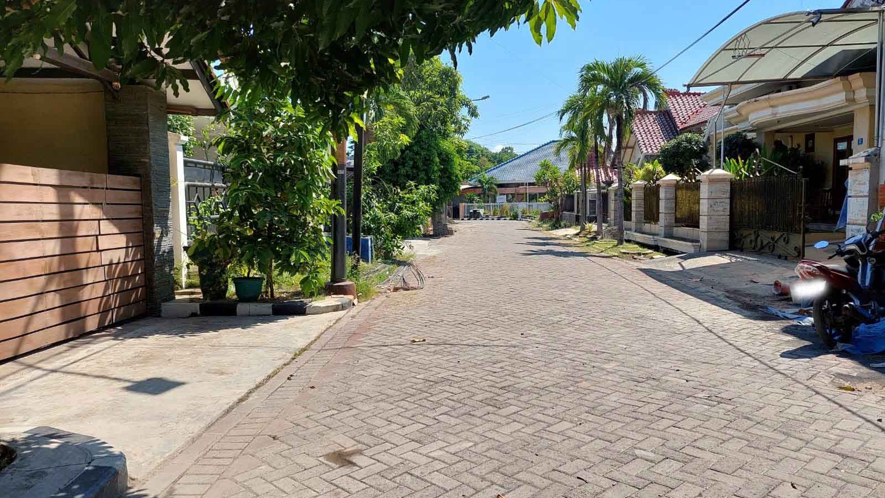 Rumah di Gayung Kebonsari Surabaya Selatan, 2 Lantai, Bagus + Terawat, ada taman, Siap Huni