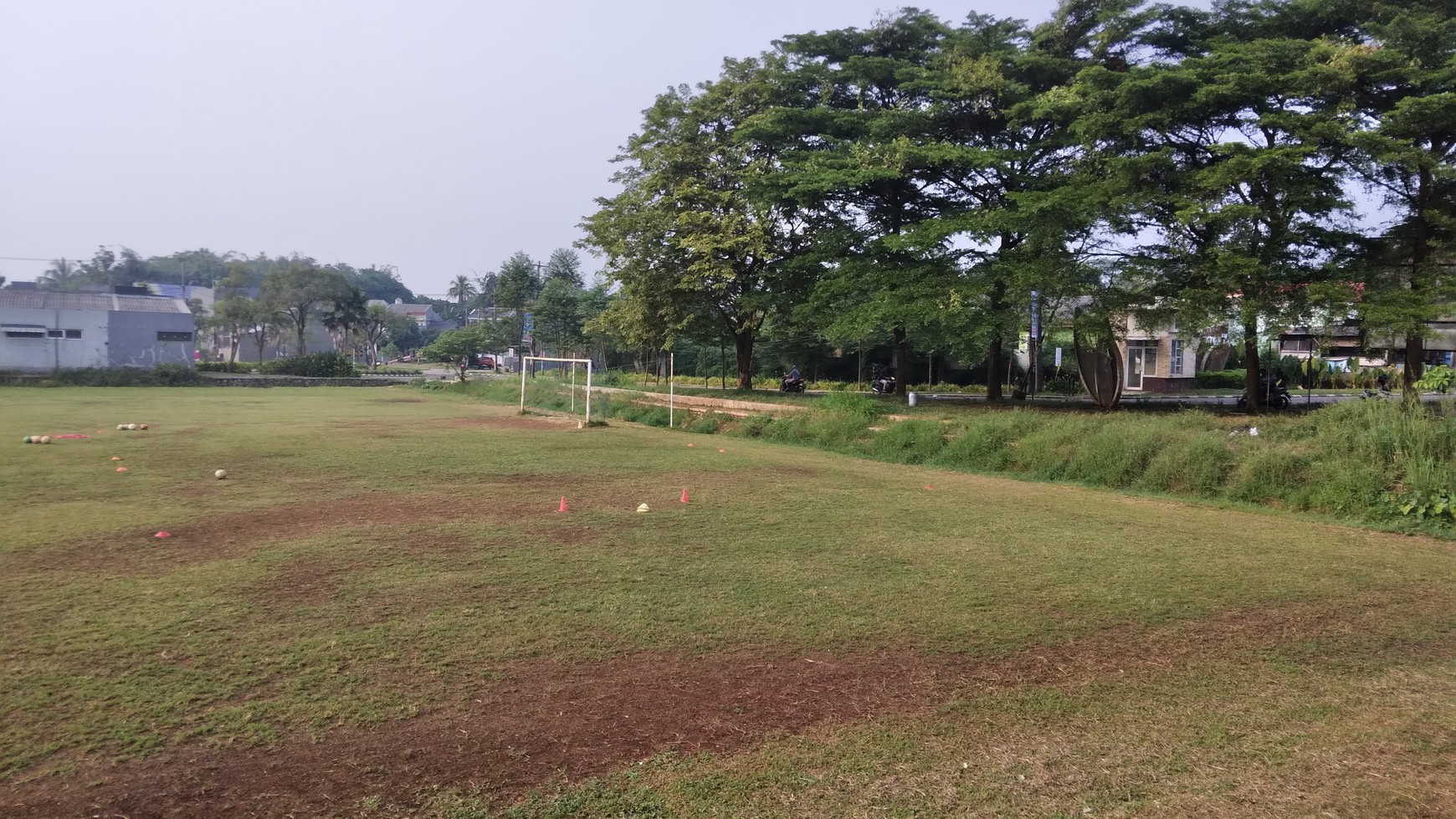 Tanah di cileungsi dekat metland cileungsi sektor 7 depan lapangan harga nego