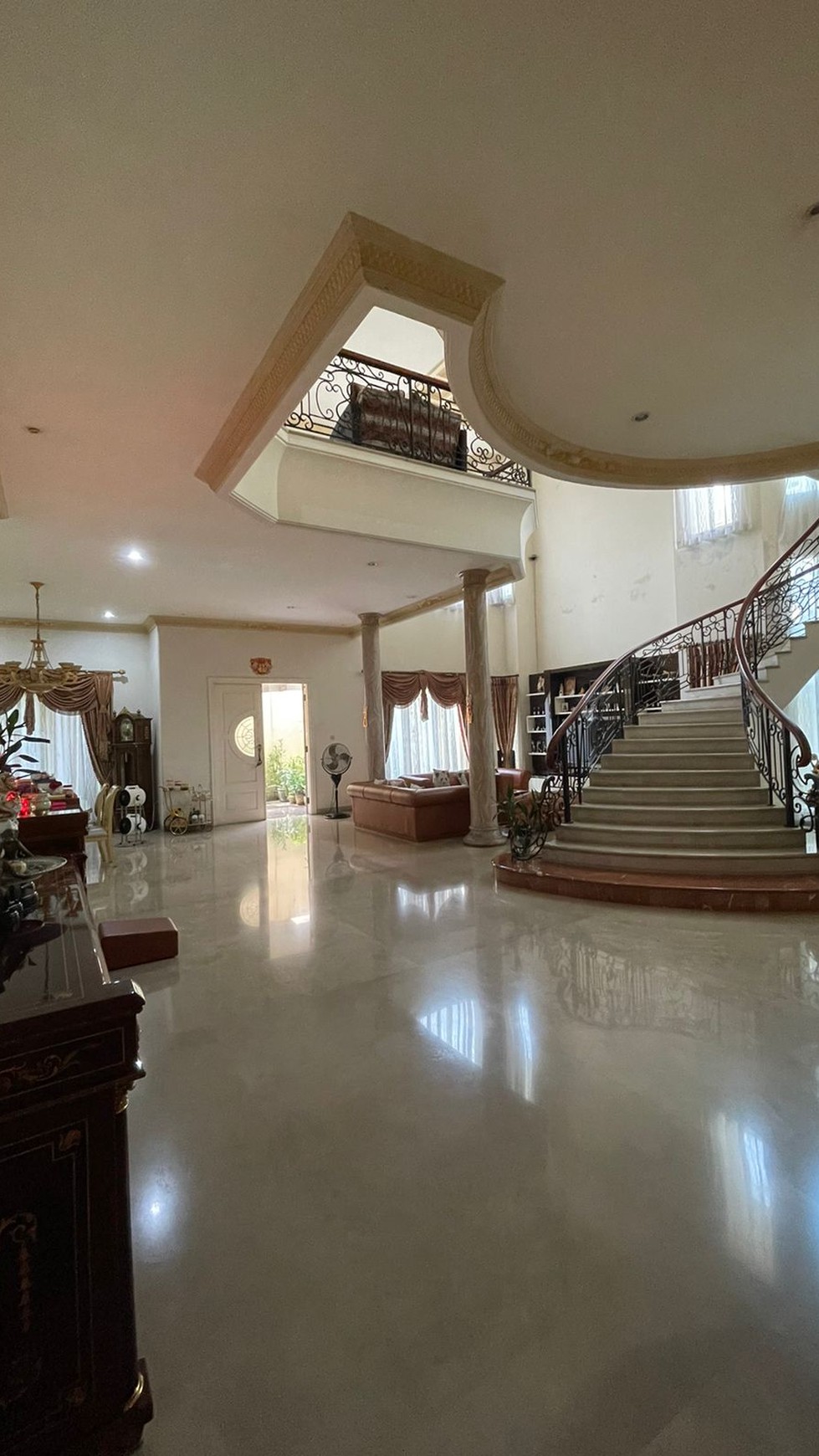 Dijual rumah mewah dan cantik di Boulevard Palem Raya - Lippo Karawaci Tangerang