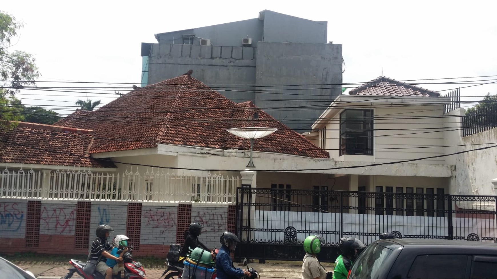 Rumah Hook Hitung Tanah Lokasi Strategis Pinggir Jalan @Menteng