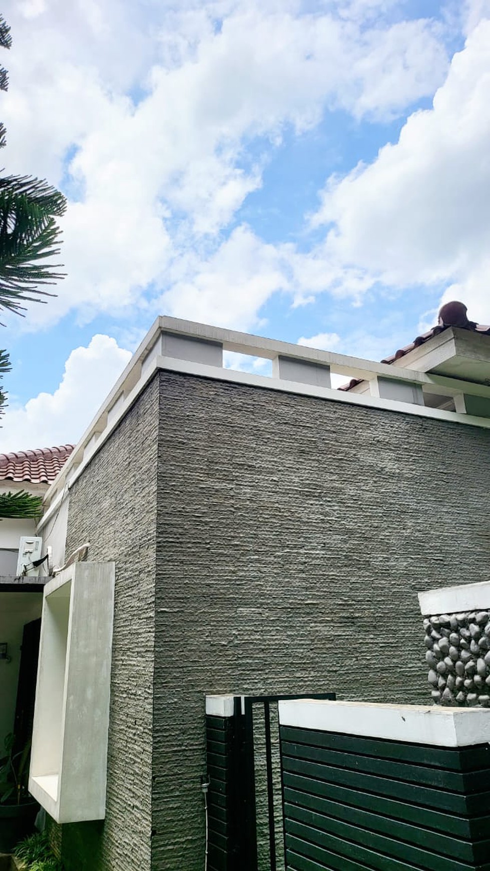 Dijual harga bagus 2,95 M Rumah Villa Minimalis posisi Hook di Kencana Loka BSD City