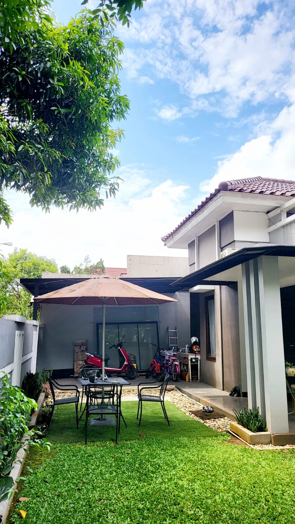 Dijual harga bagus 2,95 M Rumah Villa Minimalis posisi Hook di Kencana Loka BSD City