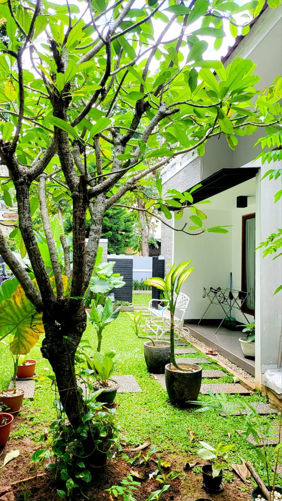 Dijual harga bagus 2,95 M Rumah Villa Minimalis posisi Hook di Kencana Loka BSD City