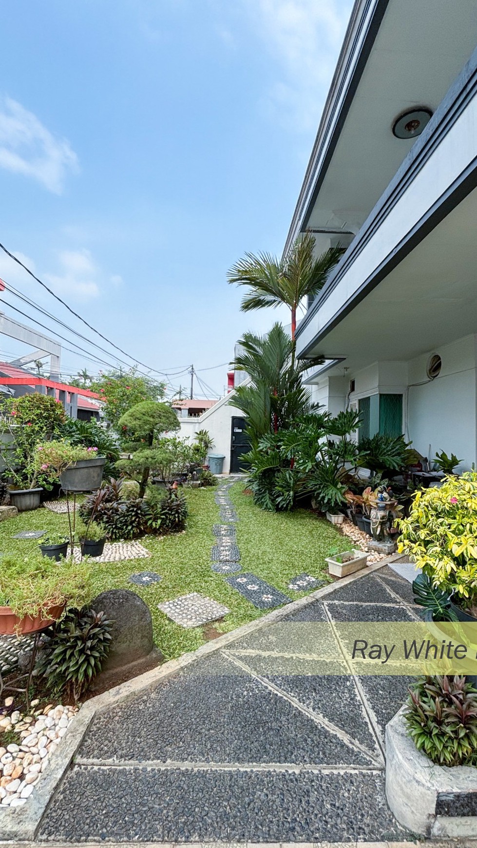 RUMAH CLASSIC 2 LANTAI SIAP HUNI CIPUTAT TIMUR,TANGERANG SELATAN