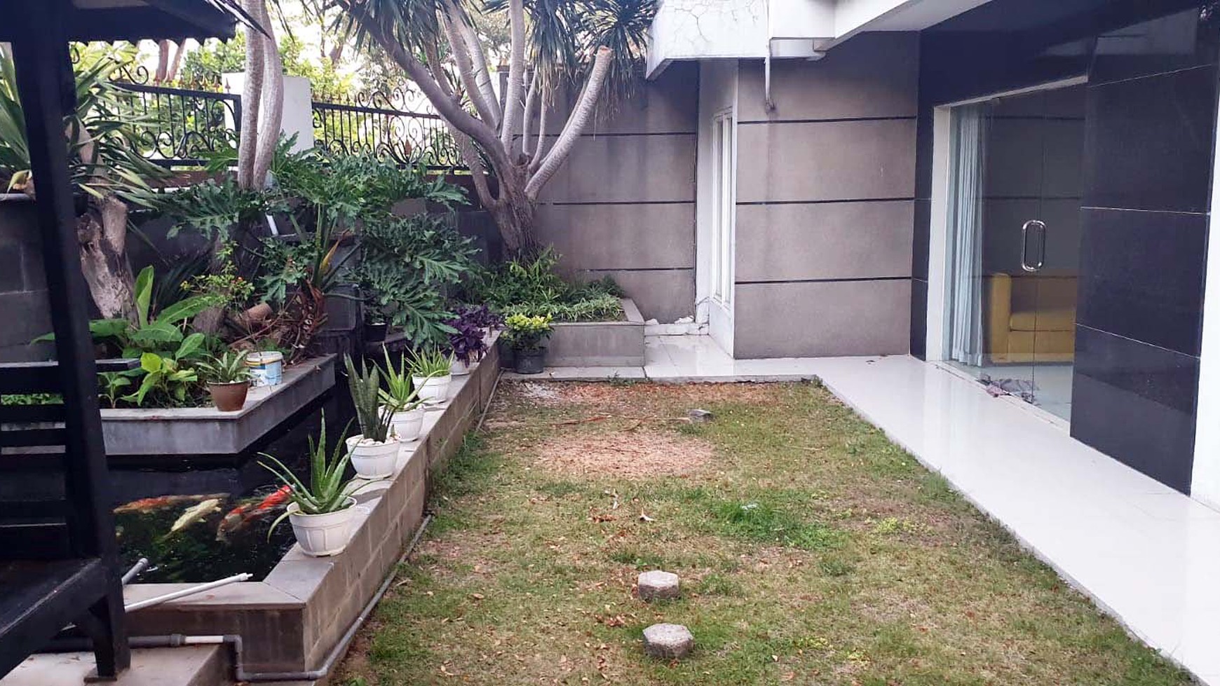 Rumah di Wiyung Indah Timur Surabaya Barat, 2 Lantai, Hook/Pojokan, Bagus