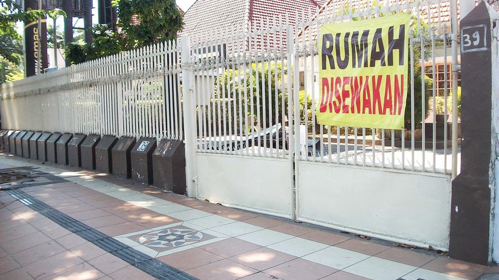 Rumah di Raya Darmo Pusat Kota Surabaya, Strategis Nol Jalan Raya, Cocok untuk usaha apapun !!!