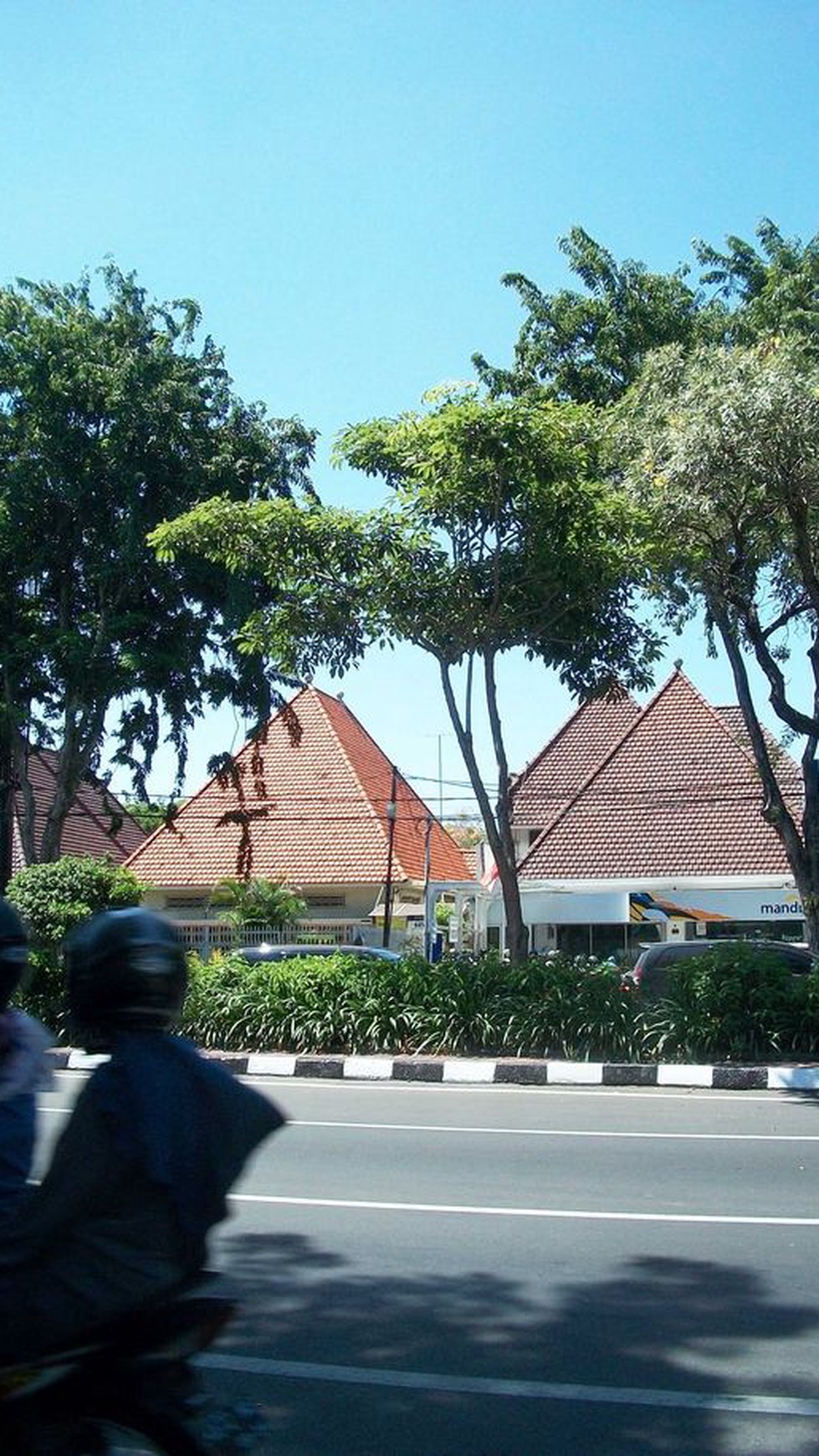 Rumah di Raya Darmo Pusat Kota Surabaya, Strategis Nol Jalan Raya, Cocok untuk usaha apapun !!!