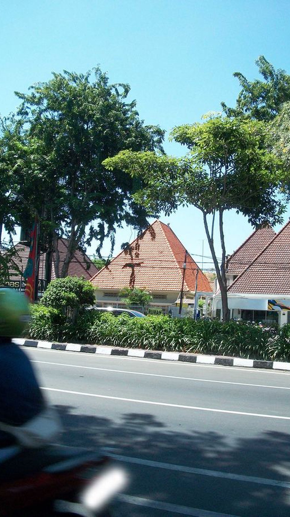 Rumah di Raya Darmo Pusat Kota Surabaya, Strategis Nol Jalan Raya, Cocok untuk usaha apapun !!!