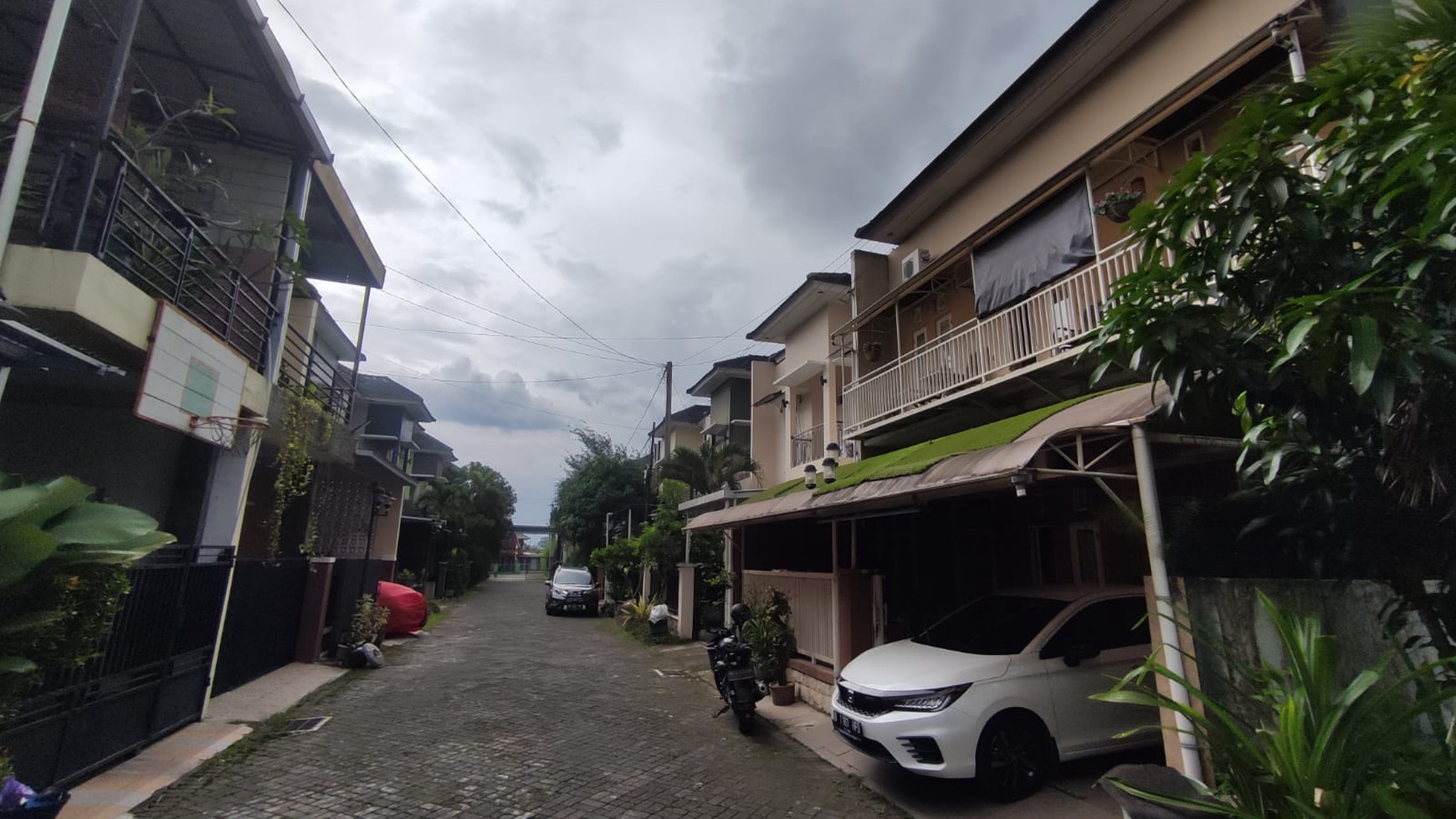 RUMAH DI DALAM PERUM MUTIARA KENCANA JALAN DAMAI 