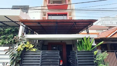 Rumah 3,5 Lantai Semi-Furnished di Kebayoran Baru, Jakarta Selatan