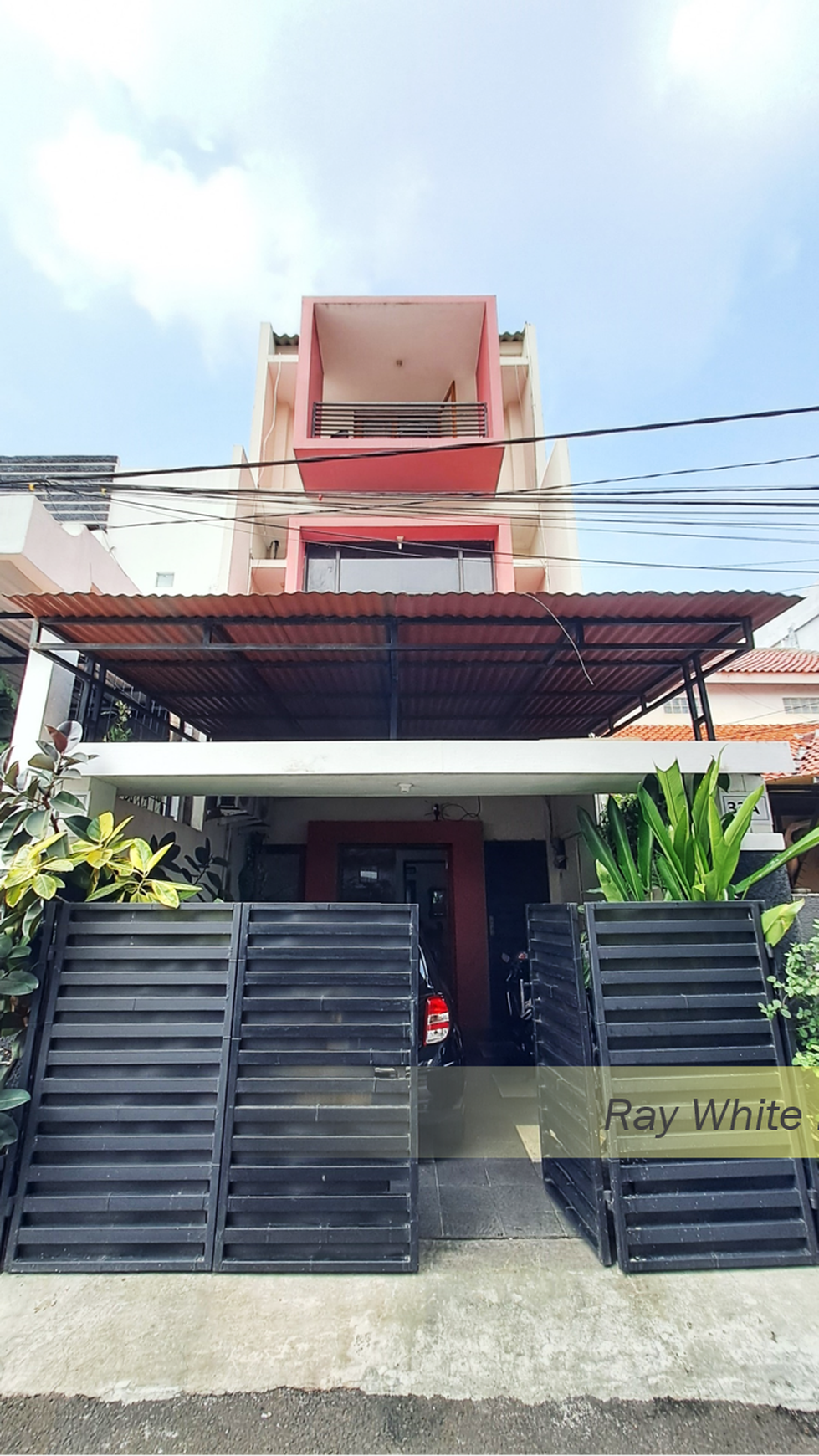 Rumah 3,5 Lantai Semi-Furnished di Kebayoran Baru, Jakarta Selatan