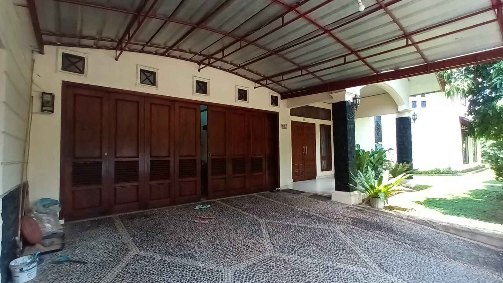 Rumah Mewah dengan Kolam Renang di Pahoman Bandar Lampung