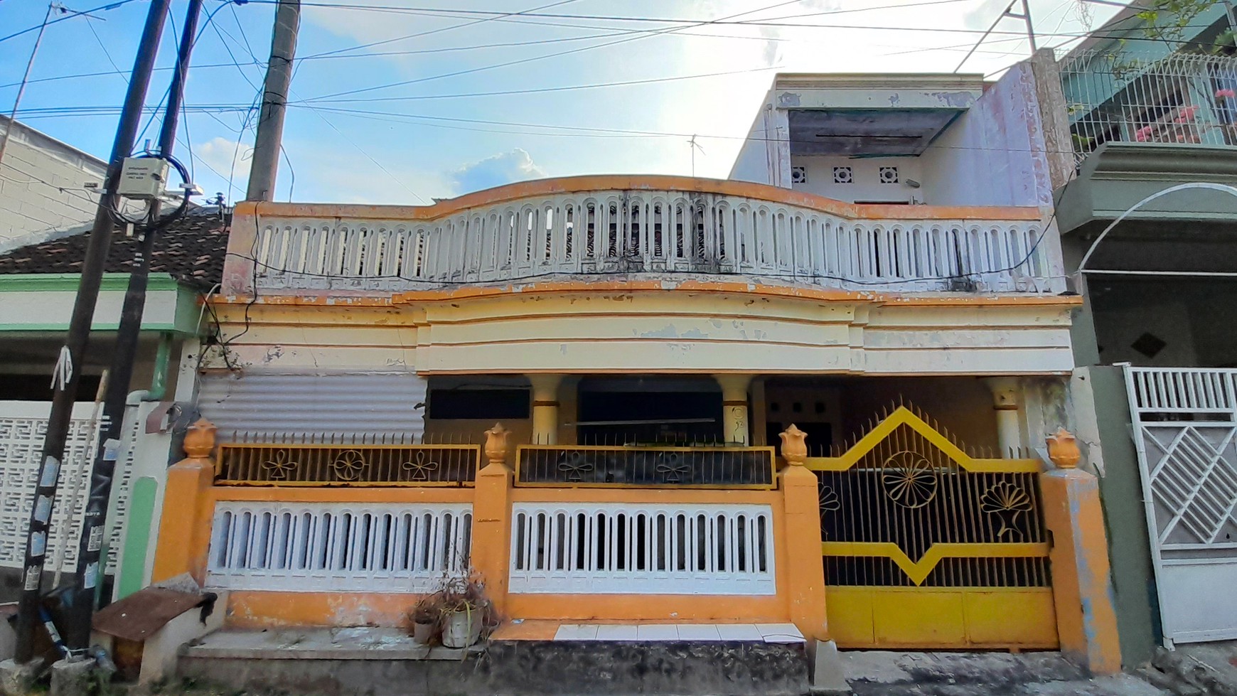 Rumah tingkat di dalam perumahan Jombang Kota