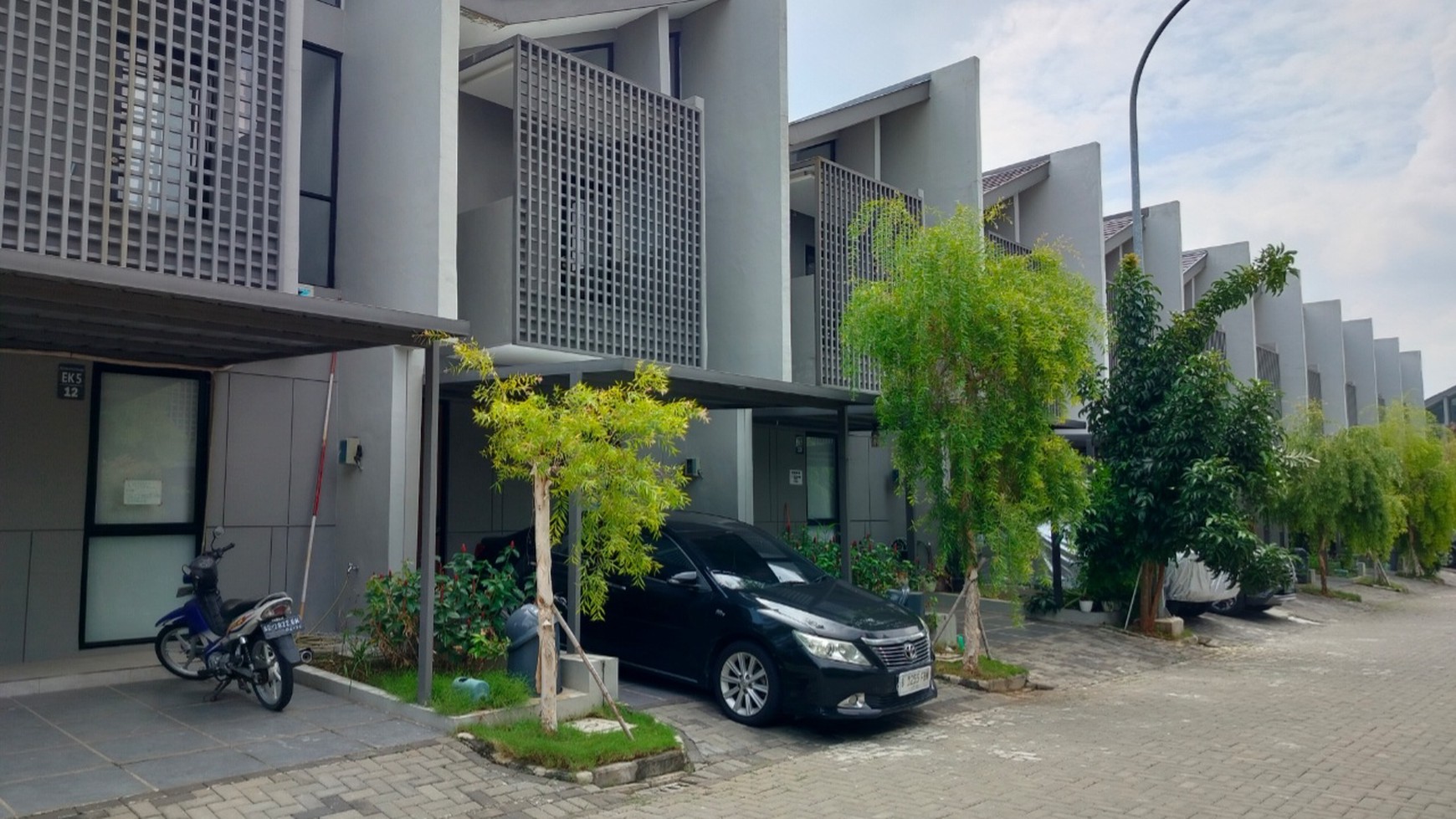 Rumah Disewakan di Grand Wisata Cluster O2: Dekat Mall Living World dan Fasilitas Utama