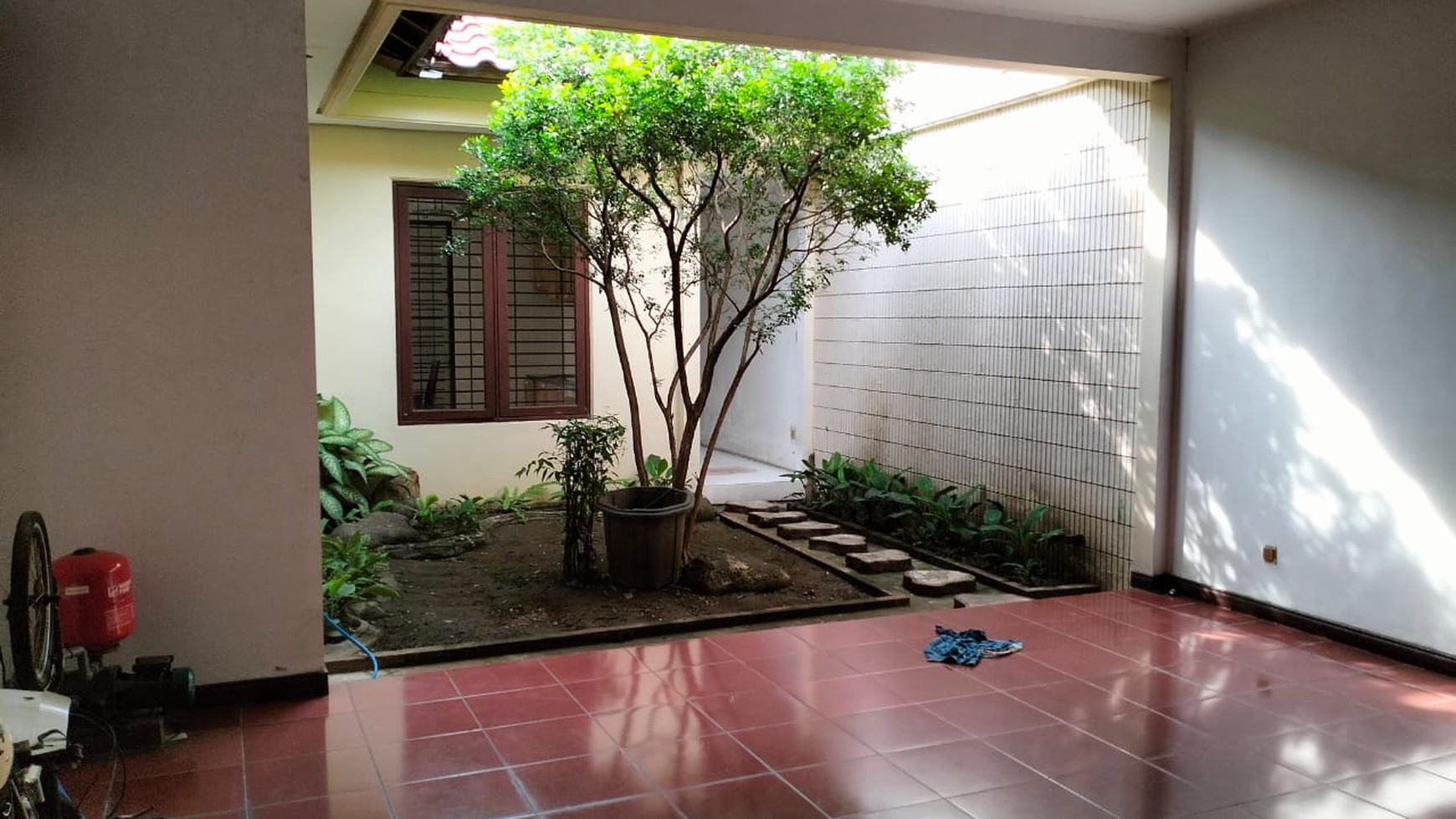Disewakan Rumah Mewah & Asri Jl. Kupang Indah VI - Surabaya Barat(bonus kolam renang)