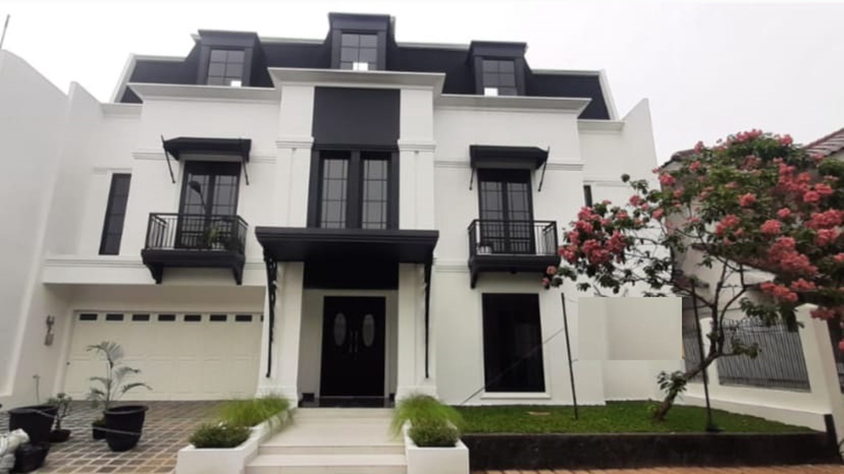 Rumah Mewah Baru Classic Modern, Lokasi bagus depan Taman