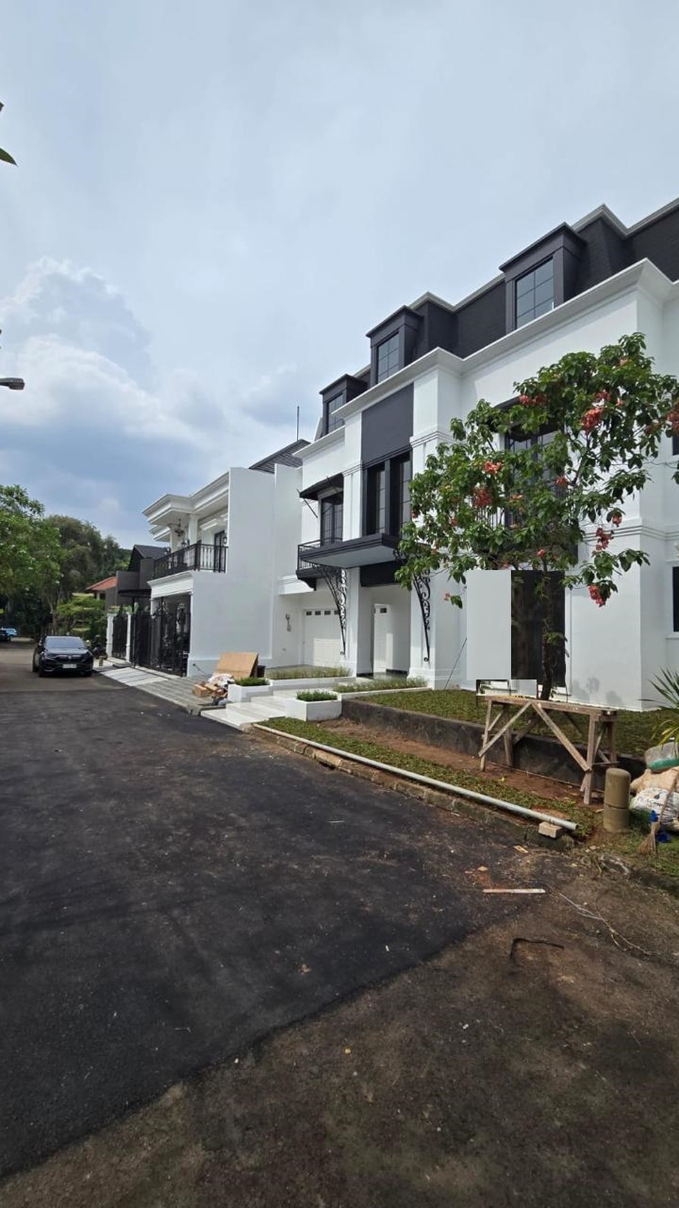 Rumah Mewah Baru Classic Modern, Lokasi bagus depan Taman