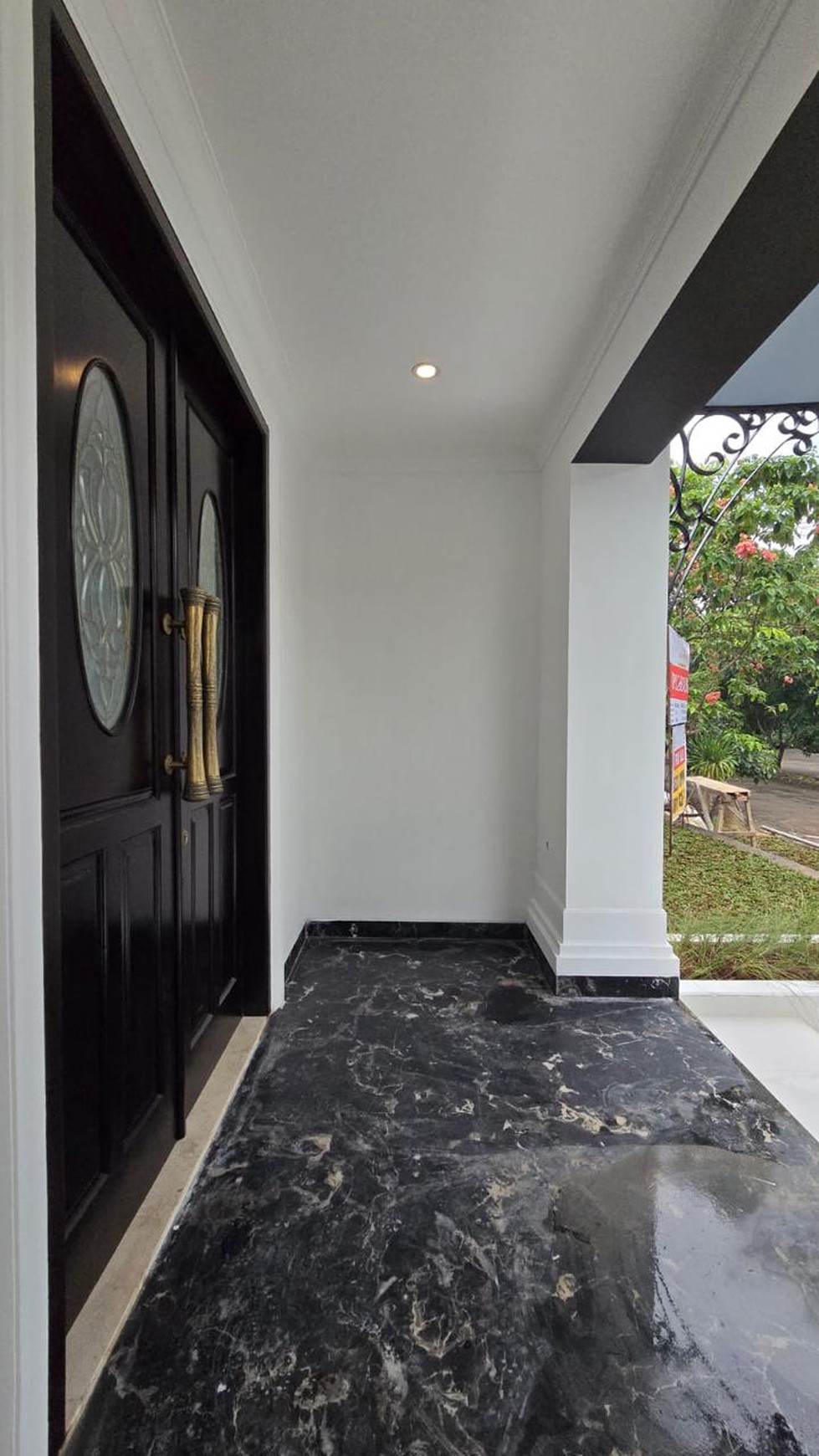 Rumah Mewah Baru Classic Modern, Lokasi bagus depan Taman