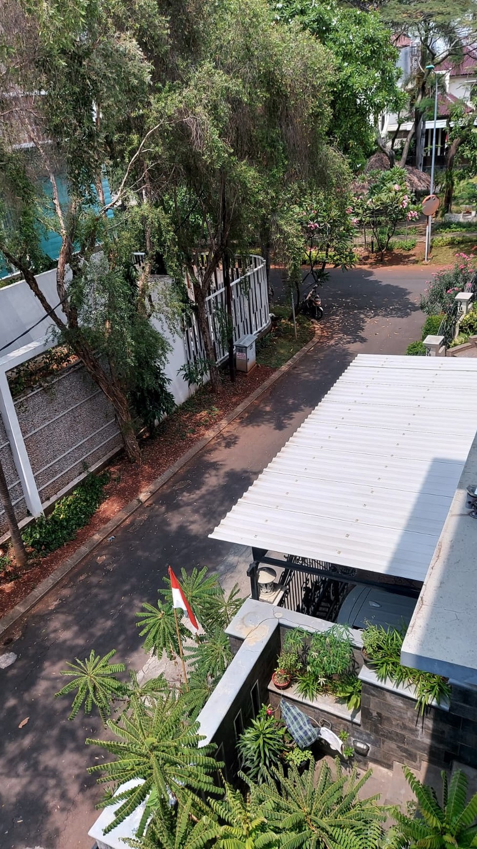 Rumah Minimalis Modern,depan jogging track