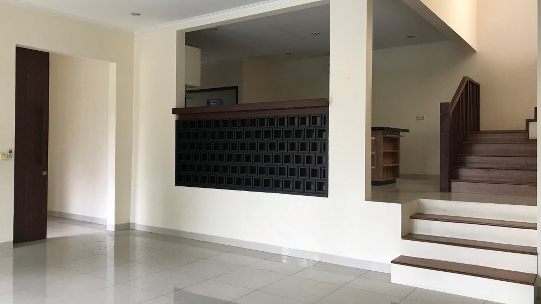 Beautiful Townhouse For Rent at Ampera