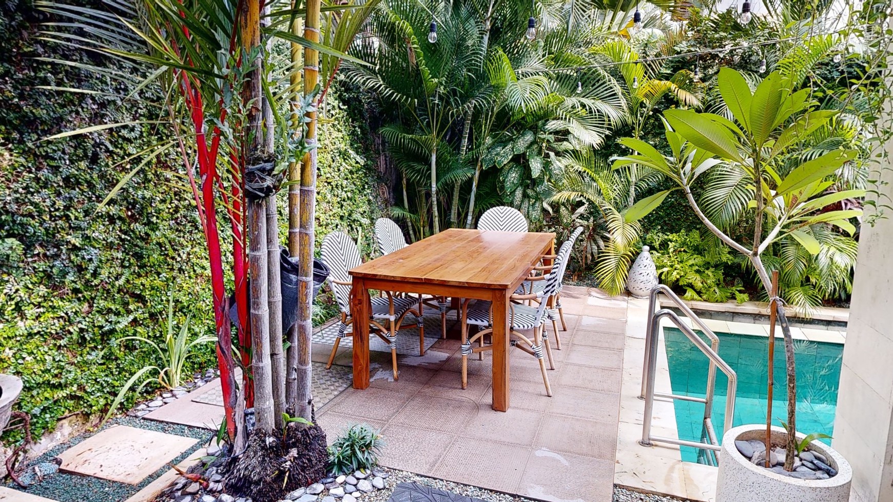 Freehold - Luxurious 2-Bedroom Tropical Villa in Premier Canggu Location