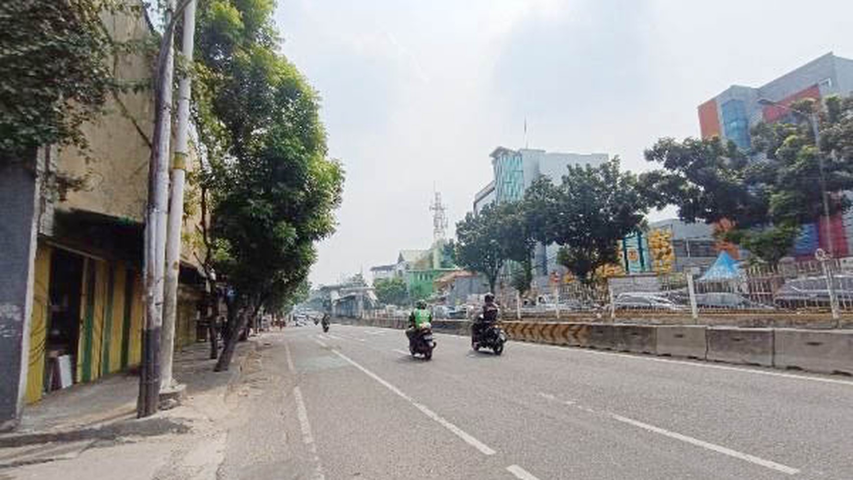 Ruko Mampang Prapatan, Jalan raya dan ramai, di bawah Njop, Jakarta Selatan