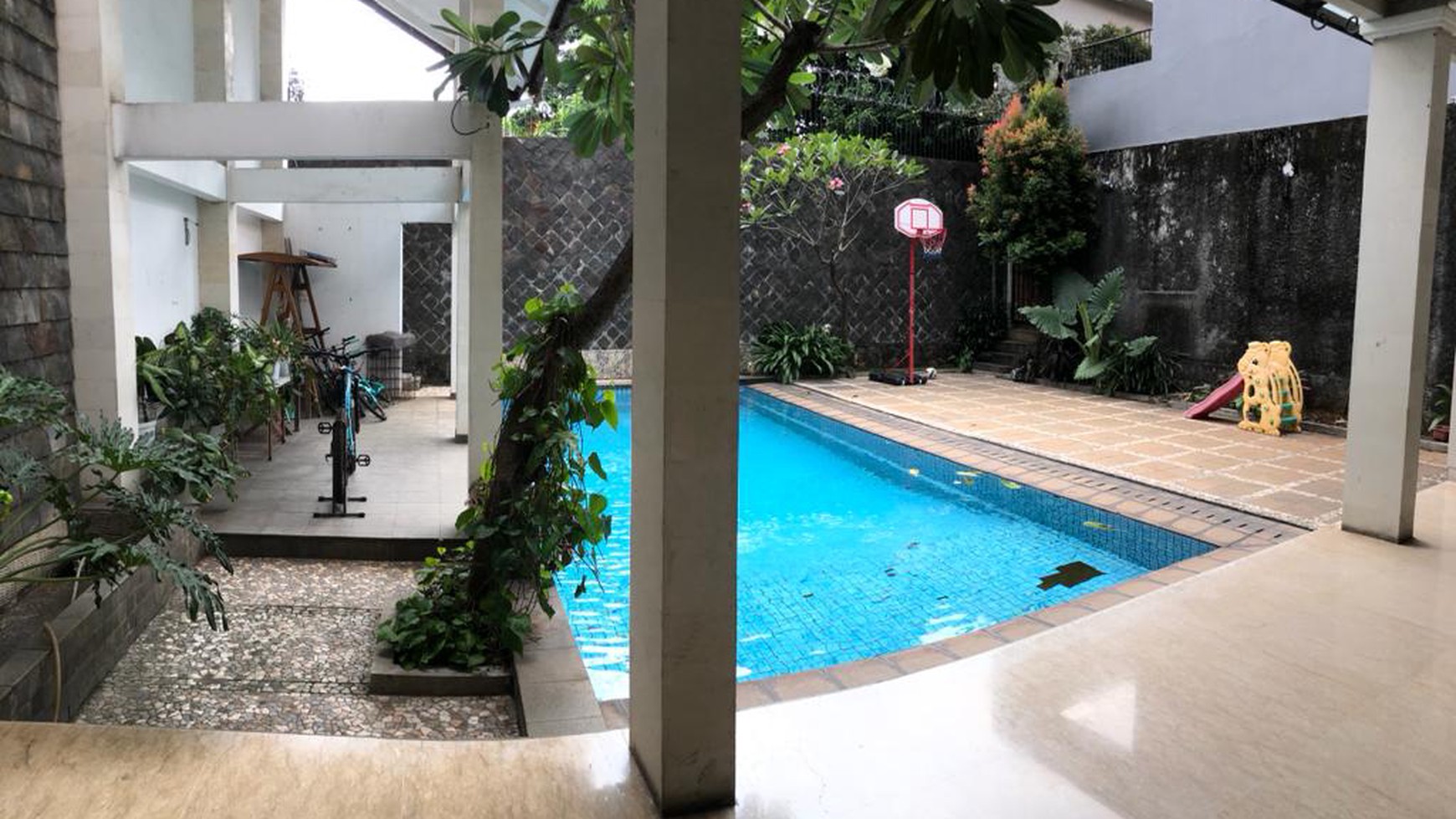 Rumah bagus, dengan Private Swimming Pool di Kebon Jeruk