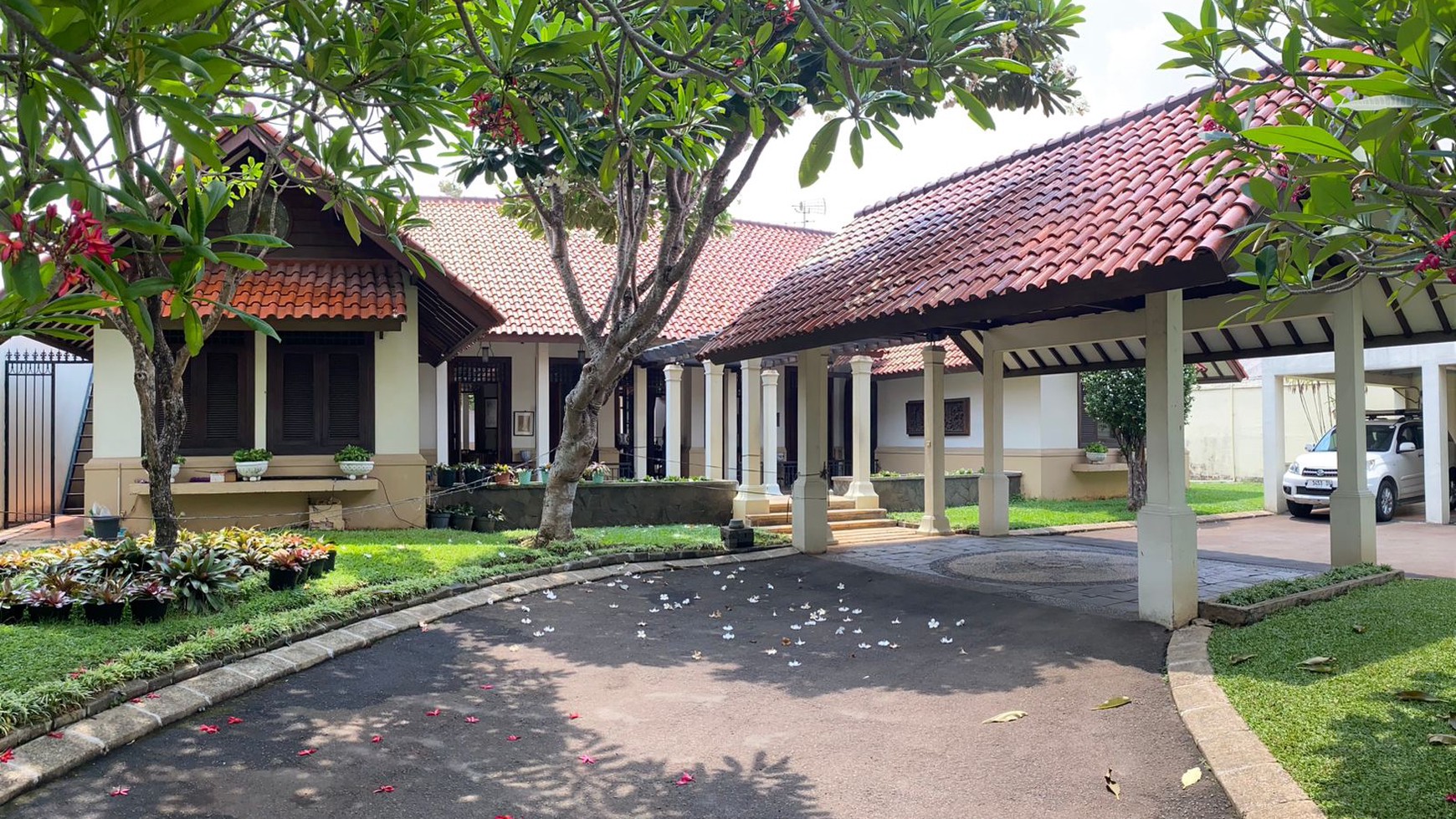 Rumah Siap Huni dengan Desain Betawi Modern dan Sirkulasi Udara Yang maksimal