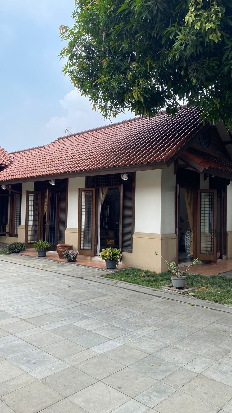 Rumah Siap Huni dengan Desain Betawi Modern dan Sirkulasi Udara Yang maksimal