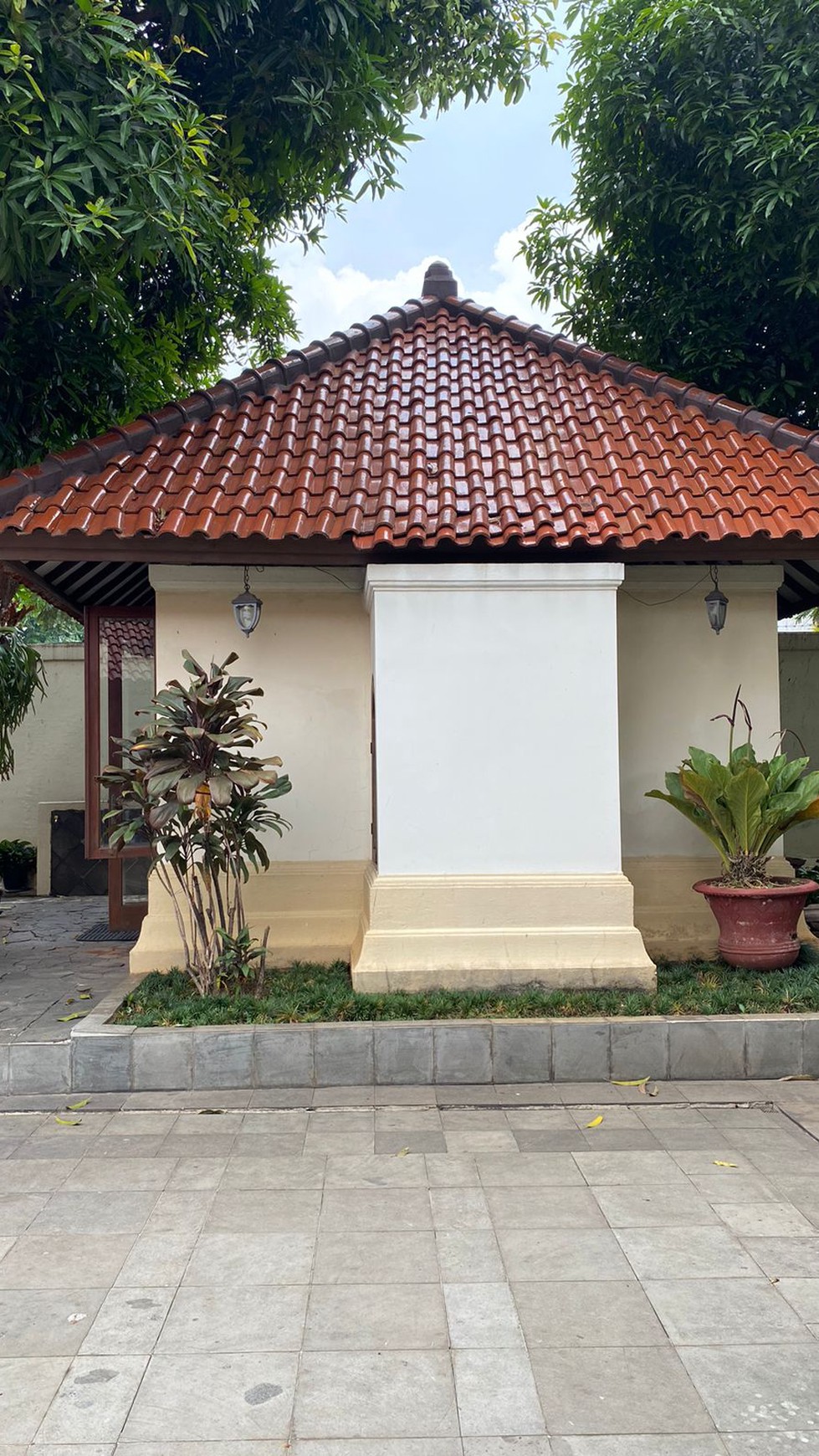 Rumah Siap Huni dengan Desain Betawi Modern dan Sirkulasi Udara Yang maksimal