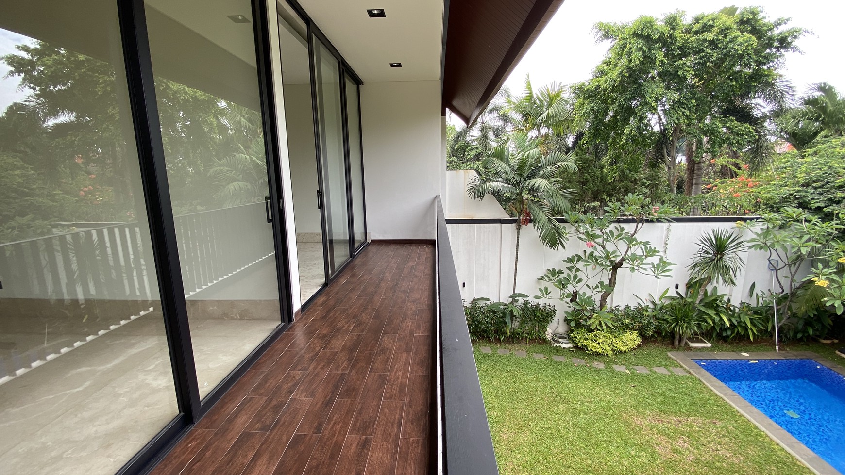 Rumah baru Design Modern Tropical di Kemang, Jakarta Selatan