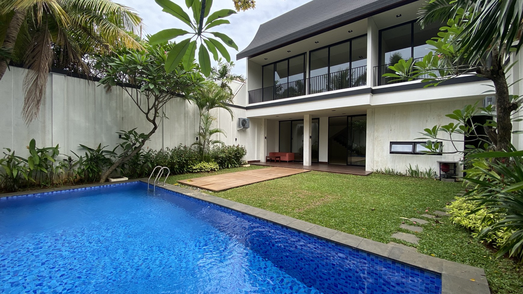 Rumah baru Design Modern Tropical di Kemang, Jakarta Selatan