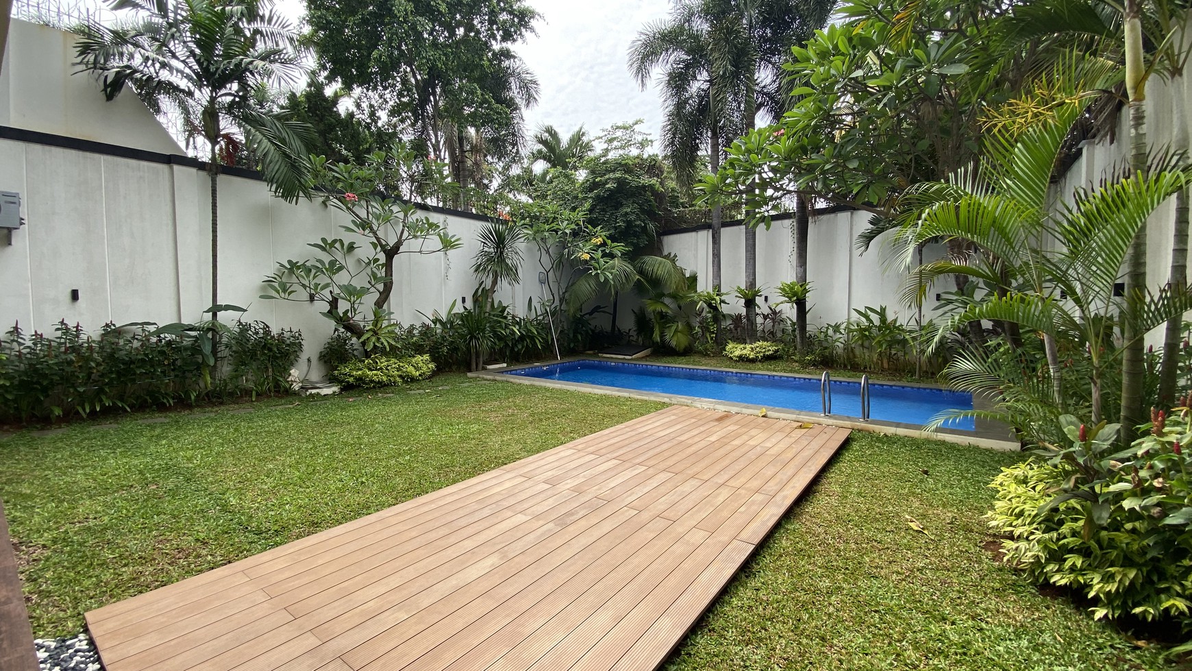 Rumah baru Design Modern Tropical di Kemang, Jakarta Selatan