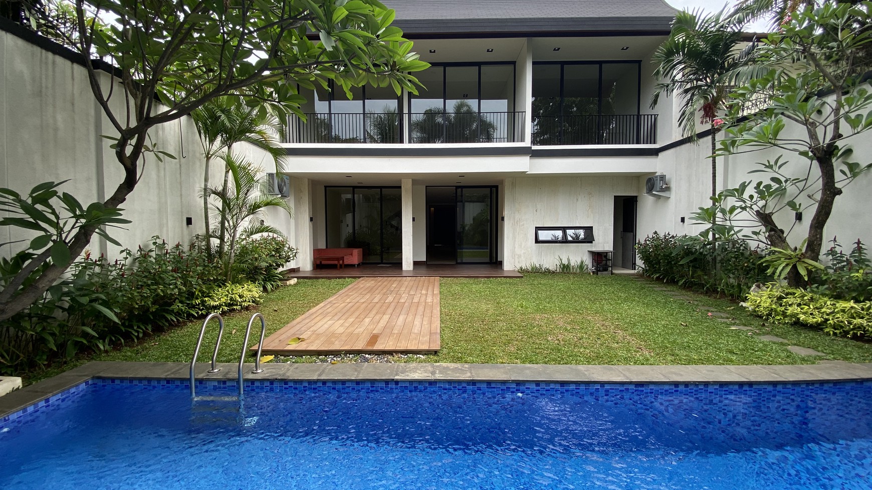 Rumah baru Design Modern Tropical di Kemang, Jakarta Selatan